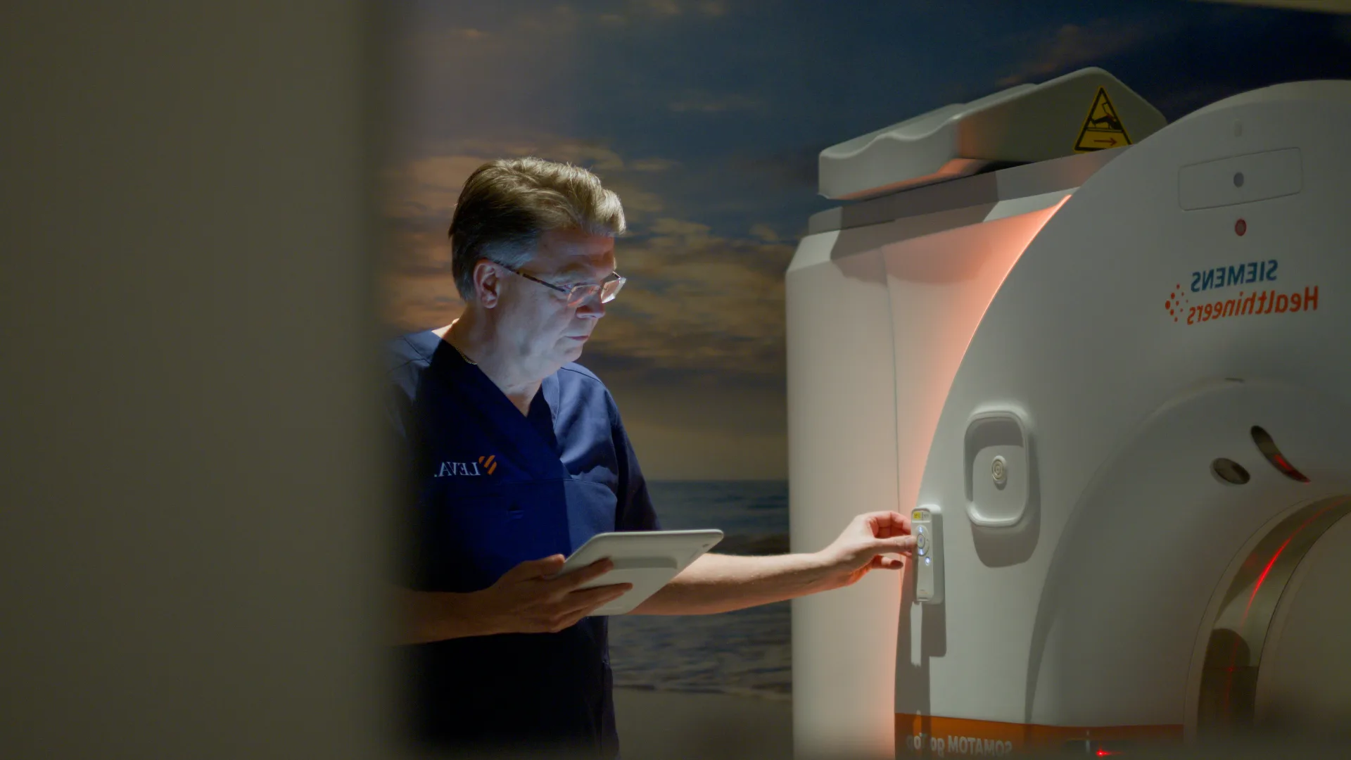 Patient genomgår hjärtscanning med datortomografi